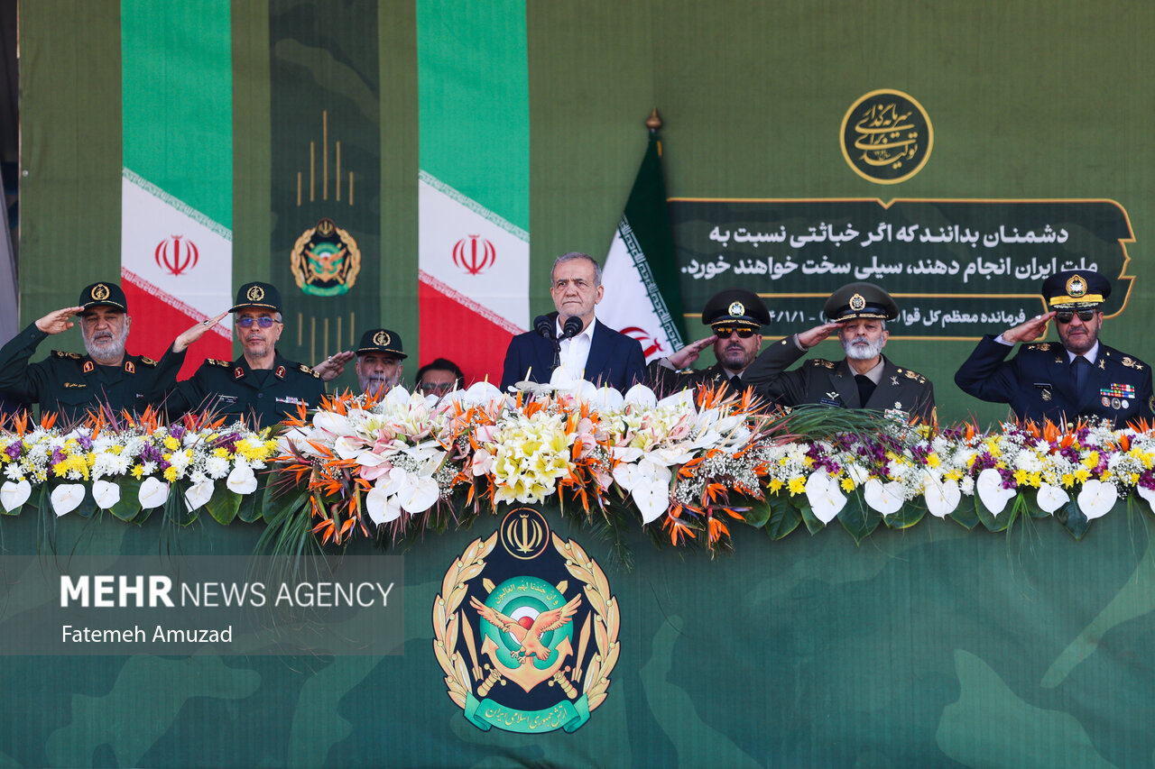 مسلح افواج کے دن کی مناسبت سے ایران بھر میں فوجی تقریبات،  نئے ڈرونز اور جدید میزائل سسٹم کی رونمائی