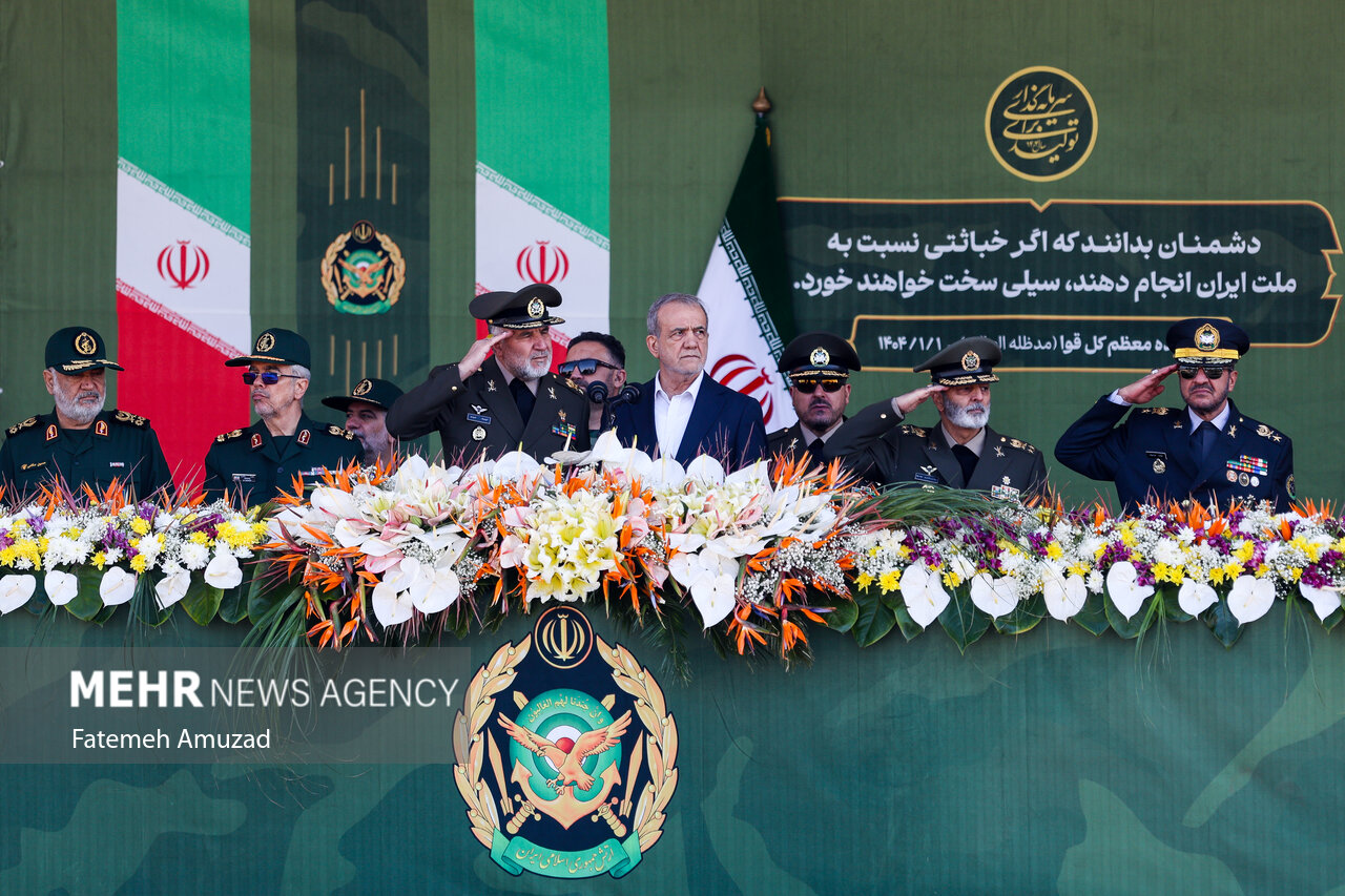 مسلح افواج کے دن کی مناسبت سے ایران بھر میں فوجی تقریبات،  نئے ڈرونز اور جدید میزائل سسٹم کی رونمائی