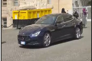 فيديو..وزير الخارجية الايراني يتوجه إلى مكان المحادثات غير المباشرة مع امريكا
