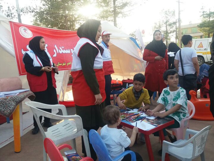 اعضای جمعیت هلال احمر بیرجند در کنار مردم و برای مردم اعضای جمعیت هلال احمر بیرجند در کنار مردم و برای مردم