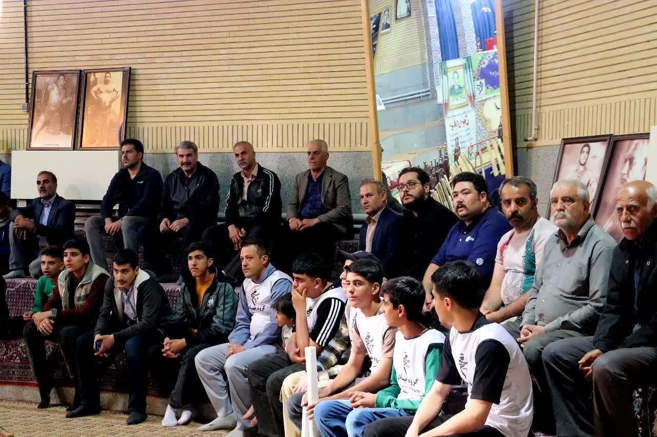 زنگ زورخانه به مناسبت هفته فرهنگ پهلوانی در قروه به صدا در آمد