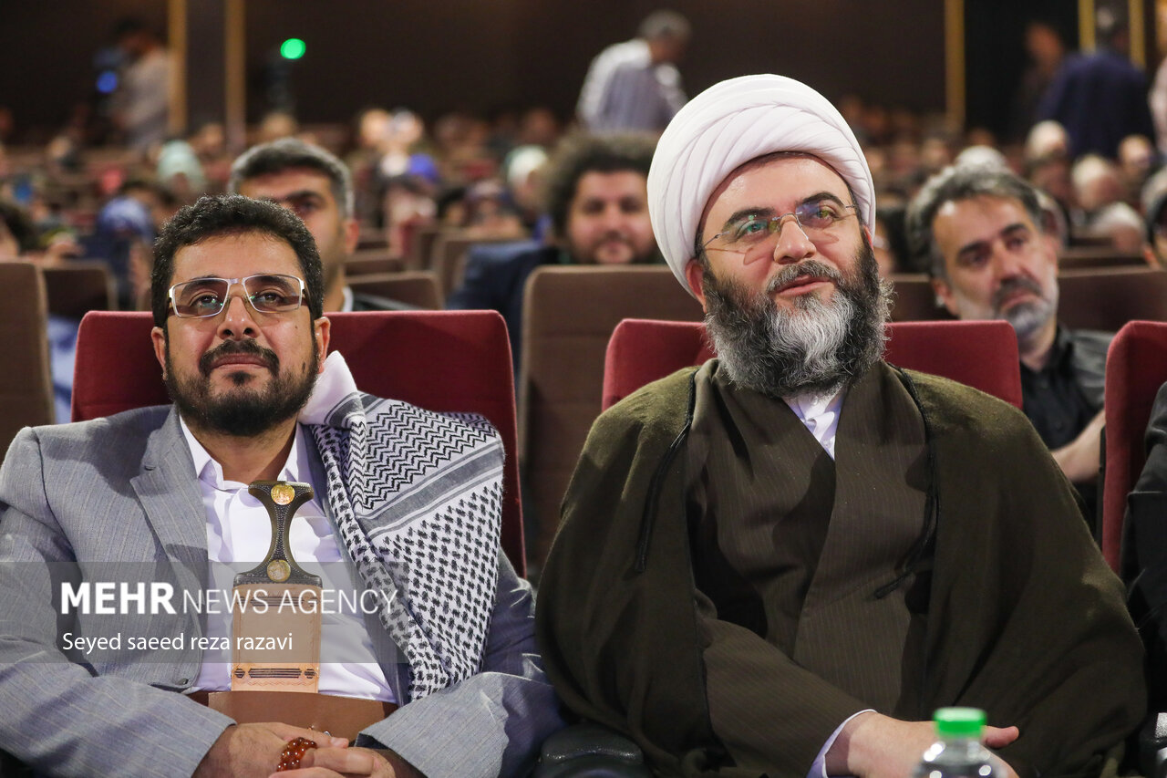 کارن همایونفر چهره سال هنر انقلاب شد؛جایزه هنرگردان در دستان مهدی کلهر کارن همایونفر چهره سال هنر انقلاب شد؛جایزه هنرگردان در دستان مهدی کلهر