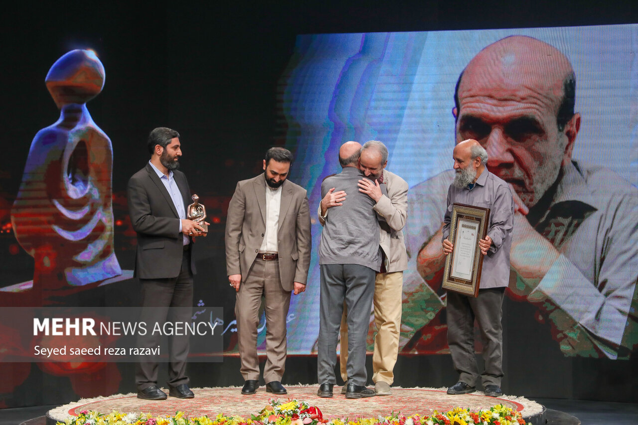 کارن همایونفر چهره سال هنر انقلاب شد؛جایزه هنرگردان در دستان مهدی کلهر کارن همایونفر چهره سال هنر انقلاب شد؛جایزه هنرگردان در دستان مهدی کلهر