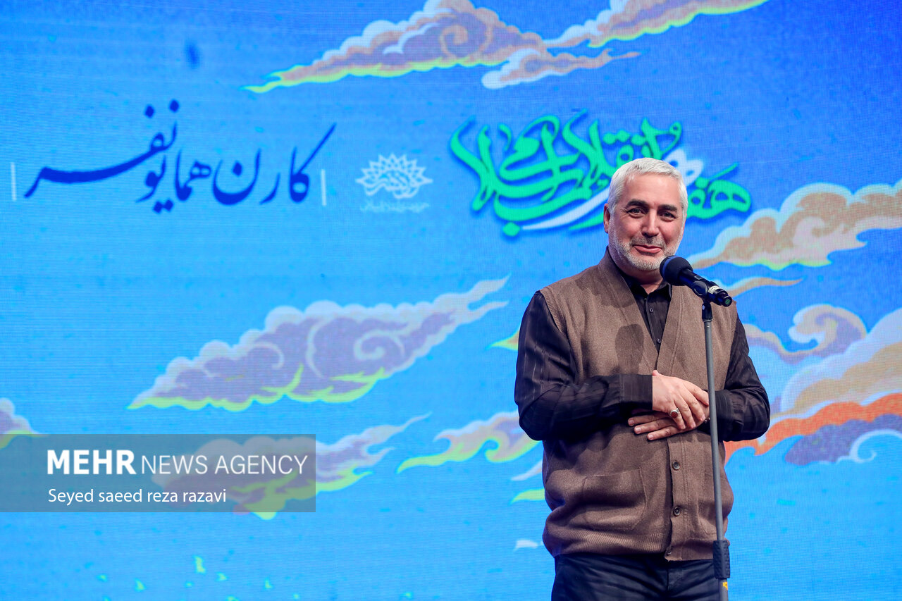 کارن همایونفر چهره سال هنر انقلاب شد؛جایزه هنرگردان در دستان مهدی کلهر کارن همایونفر چهره سال هنر انقلاب شد؛جایزه هنرگردان در دستان مهدی کلهر