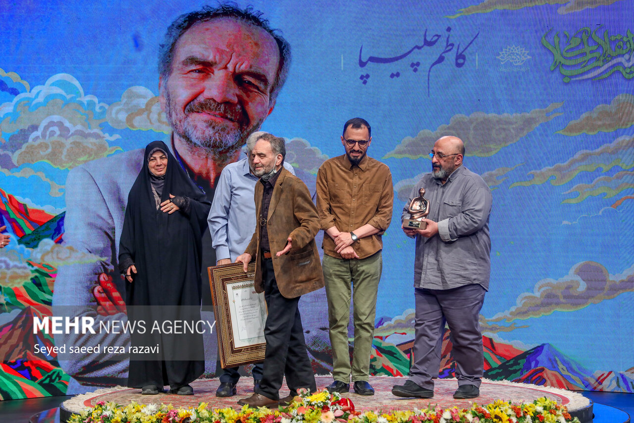 کارن همایونفر چهره سال هنر انقلاب شد؛جایزه هنرگردان در دستان مهدی کلهر کارن همایونفر چهره سال هنر انقلاب شد؛جایزه هنرگردان در دستان مهدی کلهر