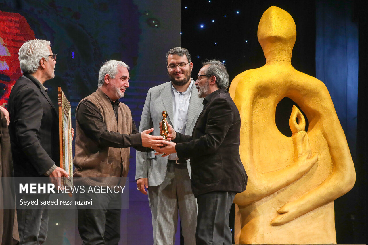 کارن همایونفر چهره سال هنر انقلاب شد؛جایزه هنرگردان در دستان مهدی کلهر کارن همایونفر چهره سال هنر انقلاب شد؛جایزه هنرگردان در دستان مهدی کلهر
