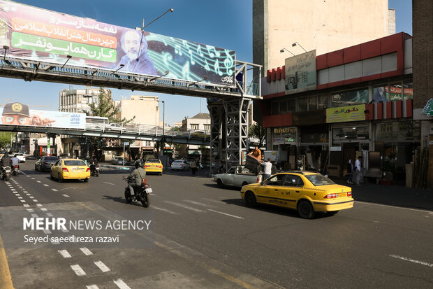 رونمایی از بنر نصب شده بر روی عرشه پلهای چوبی و کریمخان
