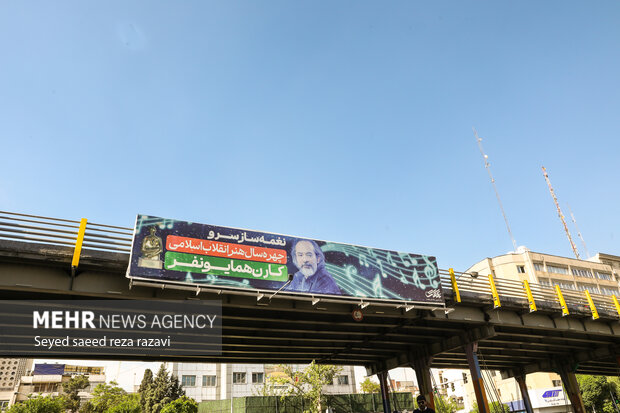 رونمایی از بنر نصب شده بر روی عرشه پلهای چوبی و کریمخان