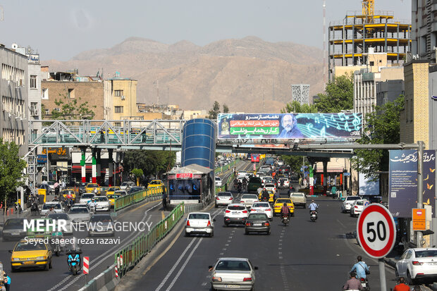 رونمایی از بنر نصب شده بر روی عرشه پلهای چوبی و کریمخان