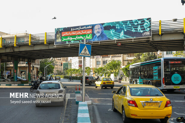 رونمایی از بنر نصب شده بر روی عرشه پلهای چوبی و کریمخان