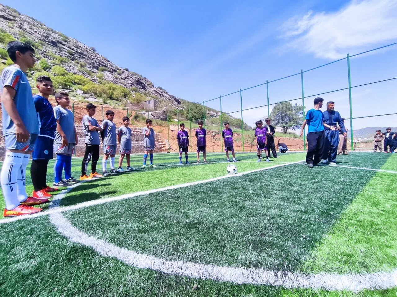 زمین چمن مصنوعی بهرامآباد سروآباد افتتاح شد