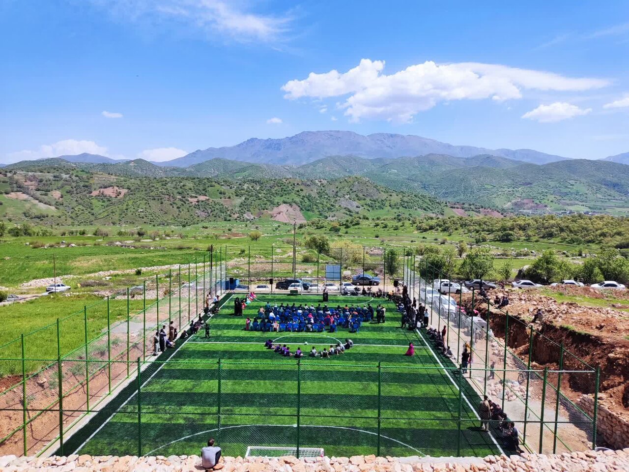 زمین چمن مصنوعی بهرامآباد سروآباد افتتاح شد