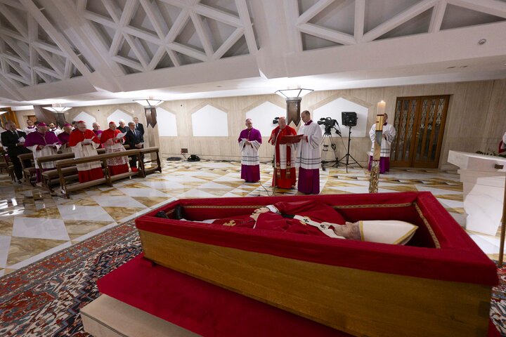 Katolik dünyası yas tutuyor: Papa Francis’e son veda başladı (+foto) Katolik dünyası yas tutuyor: Papa Francis’e son veda başladı (+foto)