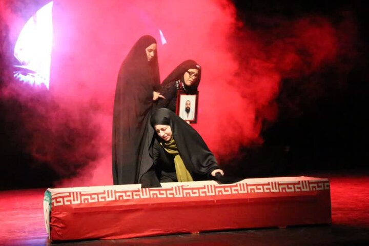 «بلدچی» در آئین تجلیل از هنرمندان لرستان به روی صحنه رفت «بلدچی» در آئین تجلیل از هنرمندان لرستان به روی صحنه رفت