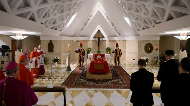 شاهد بالفيديو..السجاد الإيراني الفاخر تحت نعش البابا فرنسيس