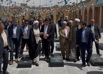ادای احترام استاندارکردستان به مقام شهدای بیجار ودیدار با خانواده شهدا