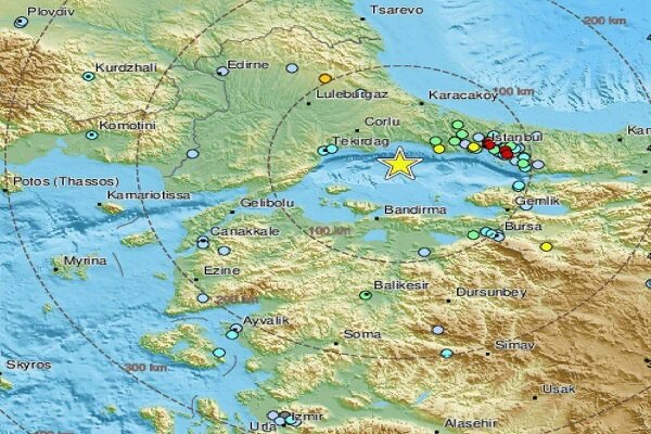 İstanbul'da deprem anı kameralara böyle yansıdı İstanbul'da deprem anı kameralara böyle yansıdı