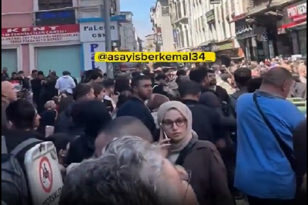 İstanbul'daki deprem sonrası halk sokağa döküldü İstanbul'daki deprem sonrası halk sokağa döküldü