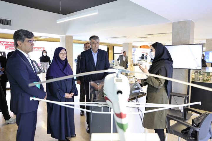 بازدید رئیس سازمان حفاظت محیط زیست از نمایشگاه دستاوردهای صنعت هستهای