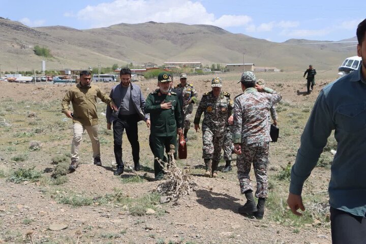 بازدید امیر صباحیفرد و سردار حاجیزاده از مواضع پدافندی نطنز و خنداب