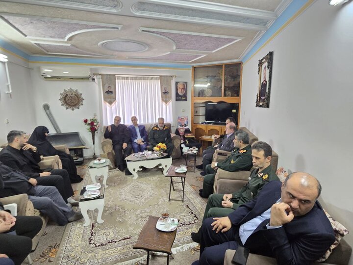 سردار فدوی با خانواده شهید حق بین دیدار کرد
