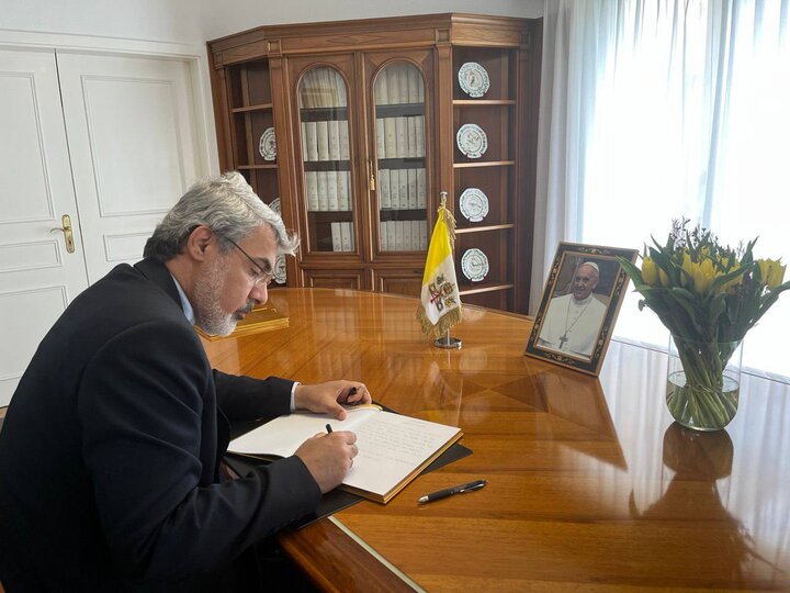 İranlı yetkili Papa Francis için açılan taziye-anı defterini imzaladı İranlı yetkili Papa Francis için açılan taziye-anı defterini imzaladı