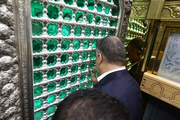 وزير الرياضة العراقي يزور مرقد الامام الرضا (ع)
