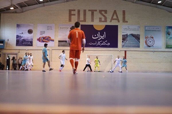 تصاویری از پا به توپ شدن رئیس جمهور