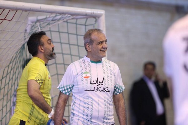 تصاویری از پا به توپ شدن رئیس جمهور