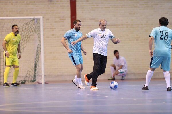 تصاویری از پا به توپ شدن رئیس جمهور