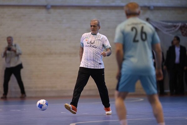 تصاویری از پا به توپ شدن رئیس جمهور