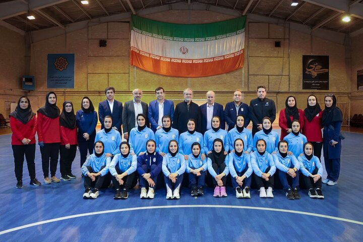 حضور پزشکیان در اردوی تیم ملی فوتسال بانوان