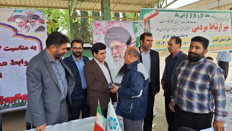 برپایی میز ارتباط مردمی در مصلای الغدیر خرمآباد