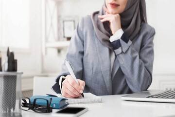 تاج‌وتخت زیر میز منشی مطب‌ها!