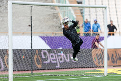 دروازه‌بانی که یک خطر جدی برای کاپیتان استقلال است؛ جنگ در قفس توری