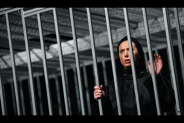 چطور «آدم آدم است» دوملیتی شد؟؛ وقتی فقط یک لامپ در تئاتر شهر روشن بود