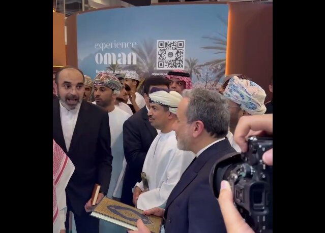 VIDEO: FM Araghchi in Saudi pavilion in Oman Book Fair