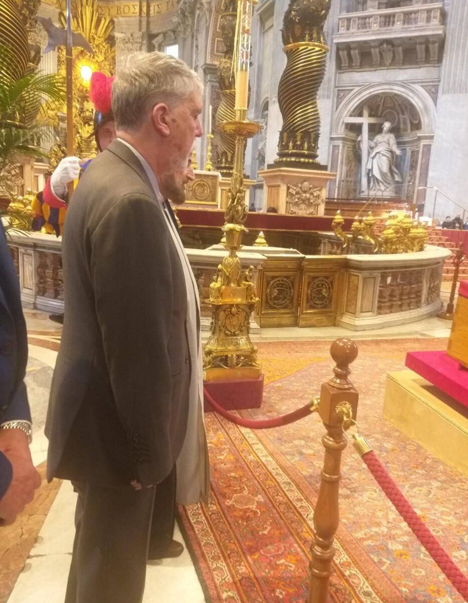 İran Kültür Bakanı’ndan Papa Francis’e saygı duruşu (+foto)