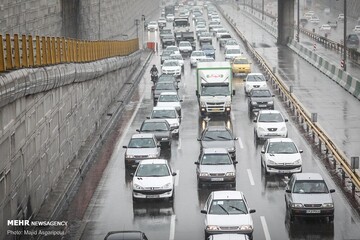 ترافیک سنگین در محورهای مواصلاتی؛ بارش باران در جاده‌های ۲ استان