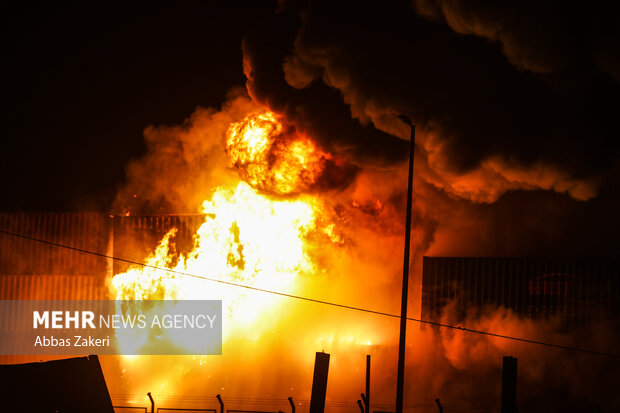خبرنگار مهر: به نظر می رسد، آتش در بندر شهیدرجایی تا صبح خاموش شود