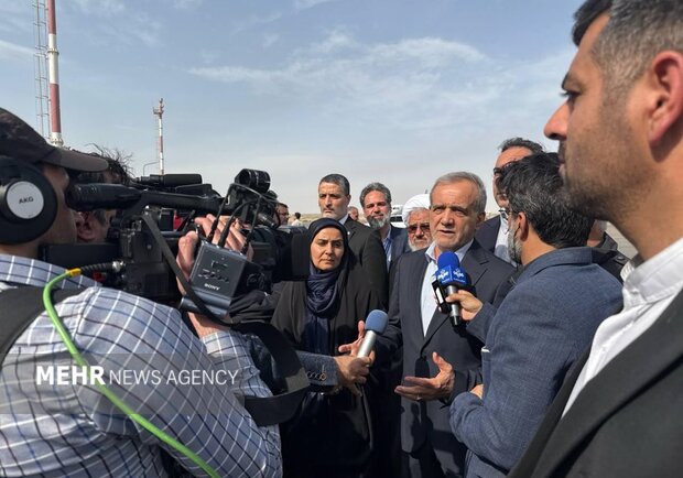 فعالیتهای گمرکی تداوم دارد؛ افزایش تعداد فوتیها به ۴۰ نفر پزشکیان وارد بندر عباس شد