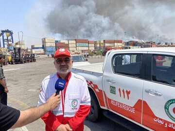 هبوب الرياح يصعب عملية اطفاء الحرائق في ميناء الشهيد رجائي