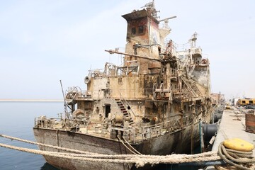 سحب سفينة حاويات غارقة في ميناء "بارس عسلويه"