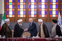 دیدار جمعی از ائمه جماعت مساجد تهران با رئیس مجلس شورای اسلامی