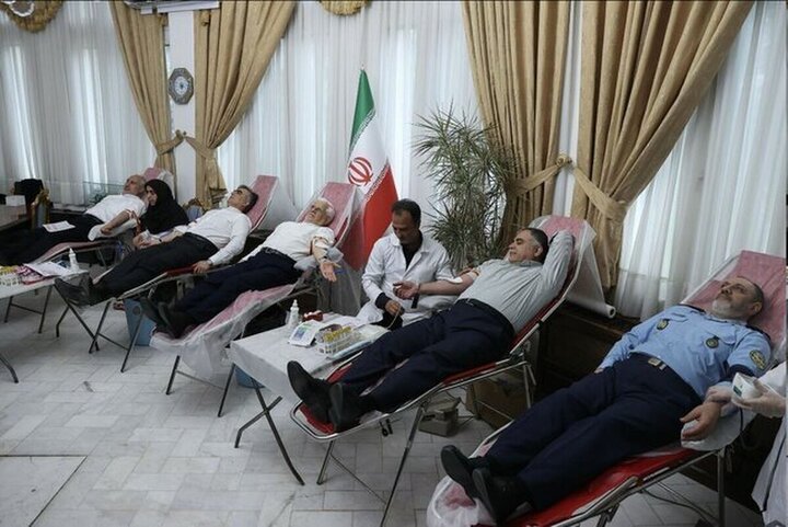شاهد بالفيديو..أعضاء مجلس الوزراء الايراني يتبرعون بالدم لمساعدة جرحى حادثة ميناء الشهيد رجائي