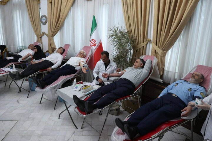 ایرانی نائب صدر اور ارکان کابینہ کا شہید رجائی بندرگاہ پر آتشزدگی میں زخمی ہونے والوں کو خون عطیہ