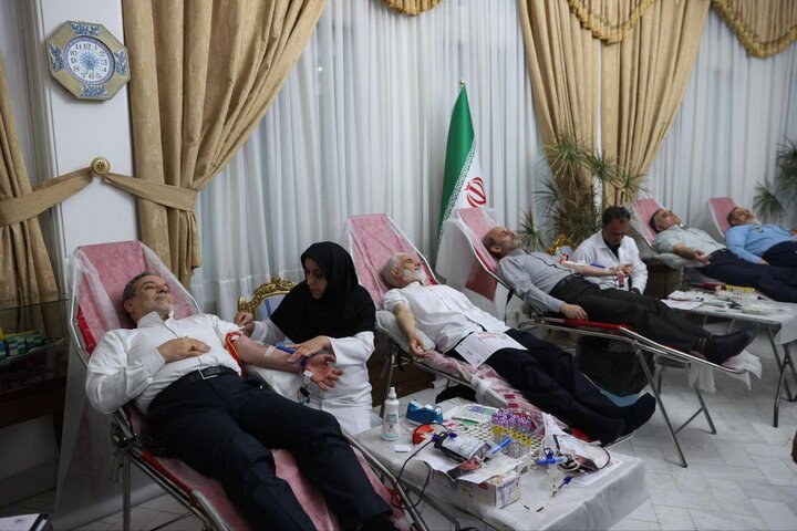 ایرانی نائب صدر اور ارکان کابینہ کا شہید رجائی بندرگاہ پر آتشزدگی میں زخمی ہونے والوں کو خون عطیہ