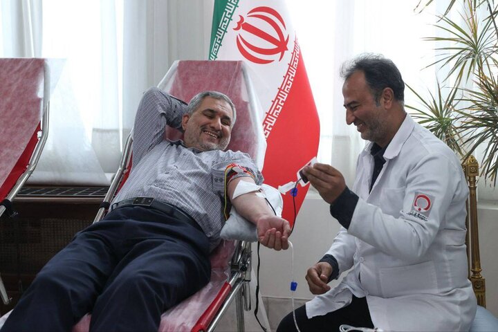 ایرانی نائب صدر اور ارکان کابینہ کا شہید رجائی بندرگاہ پر آتشزدگی میں زخمی ہونے والوں کو خون عطیہ