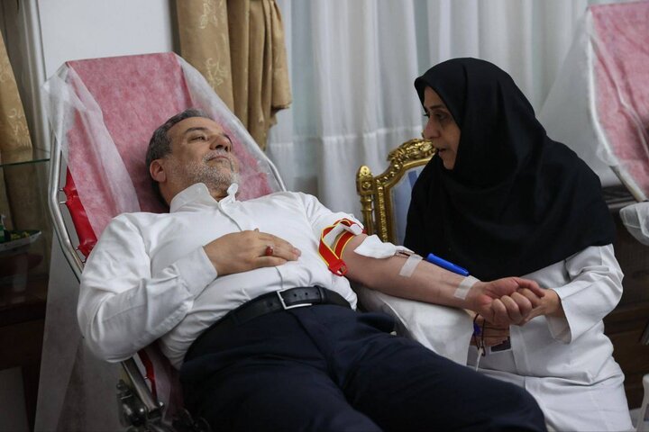 ایرانی نائب صدر اور ارکان کابینہ کا شہید رجائی بندرگاہ پر آتشزدگی میں زخمی ہونے والوں کو خون عطیہ