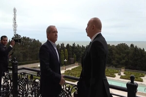 Pezeşkiyan ve Aliyev samimi bir ortamda buluştu Pezeşkiyan ve Aliyev samimi bir ortamda buluştu